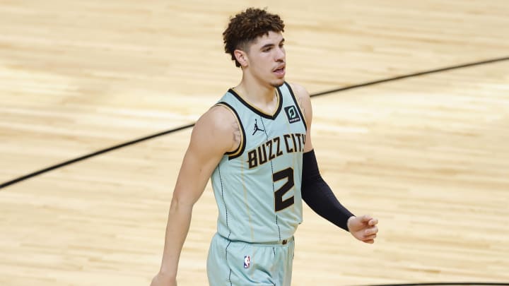 LaMelo Ball podría perderse el resto de la temporada con lesión en la muñeca