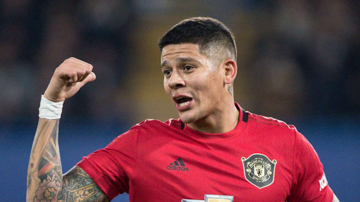 Chelsea FC v Manchester United - Carabao Cup Round of 16 - Marcos Rojo brinda indicaciones.
