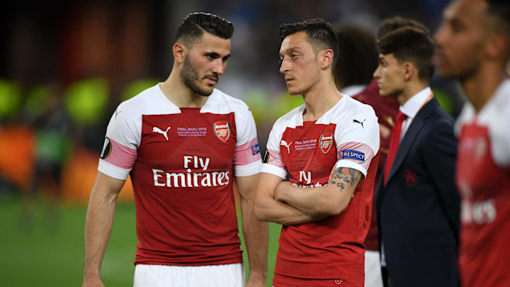 Mesut Özil, Sead Kolasinac'la konuşuyor. Mesut Özil, Sead Kolasinac'la konuşuyor.