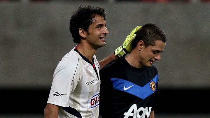 Luis Míchel y 'Chicharito' en el Chivas frente al Manchester United.