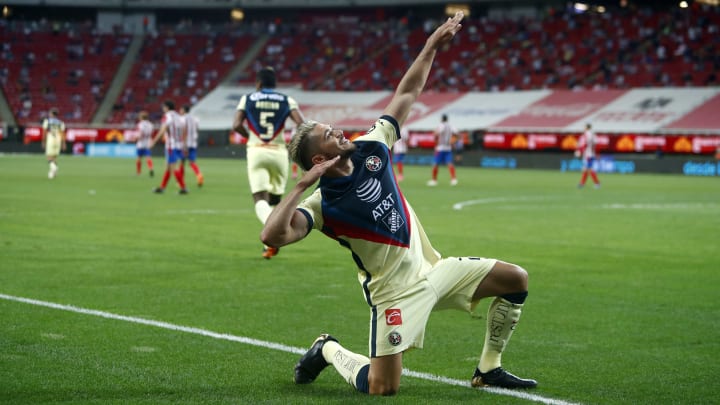 Henry Martin celebra un gol con el América.