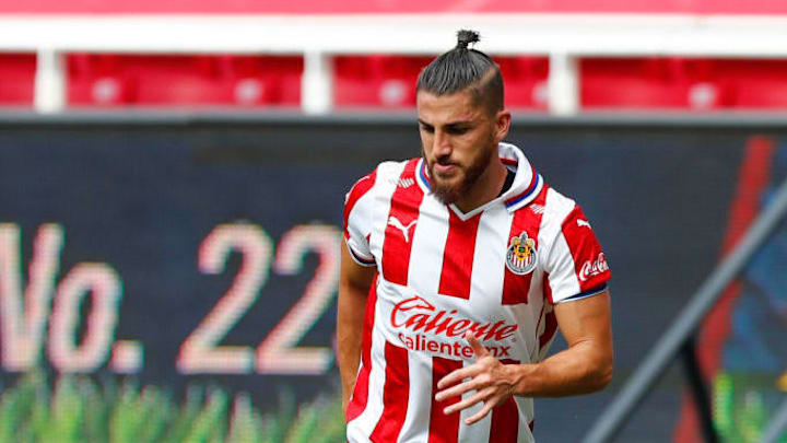 Hiram Mier controla el balón en un partido entre las Chivas del Guadalajara y el Atlético San Luis.