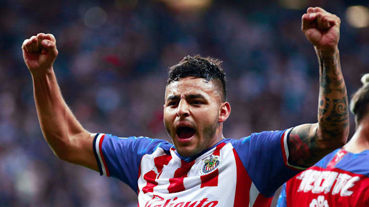 Alexis Vega celebra un gol en partido de las Chivas del Guadalajara y el Cruz Azul.