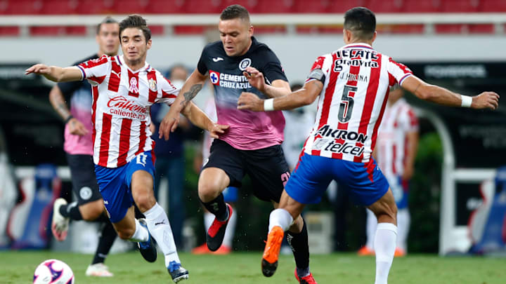 Jonathan Rodríguez ante la marca de dos jugadores. Jonathan Rodríguez ante la marca de dos jugadores.