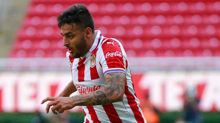 Alexis Vega controla el balón en un partido de las Chivas del Guadalajara y Mazatlán FC.