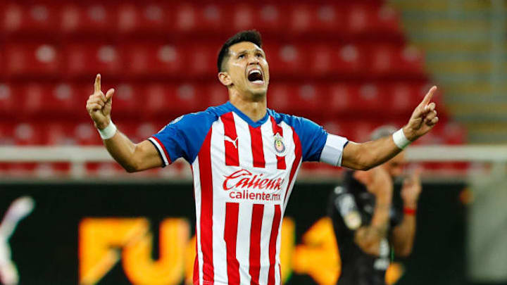 Jesús Molina festeja un gol en partido entre las Chivas del Guadalajara y Rayados de Monterrey.