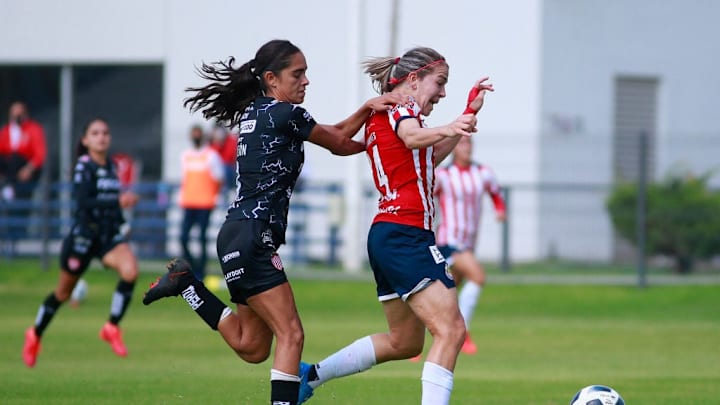 Alicia Cervantes, Karen de Leon