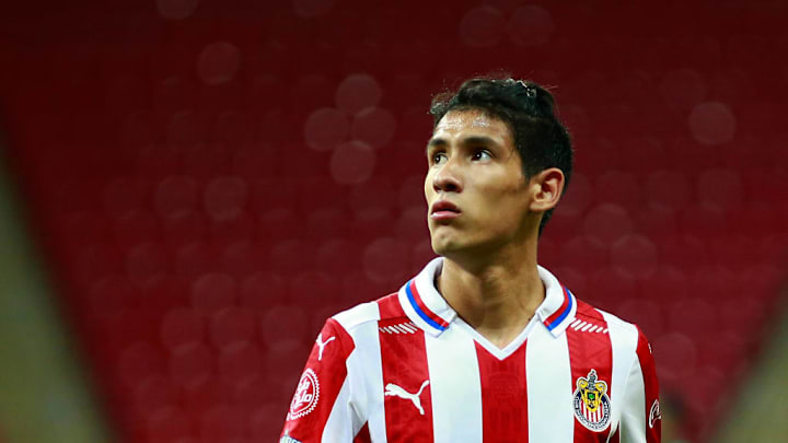 Uriel Antuna en un partido de las Chivas del Guadalajara.