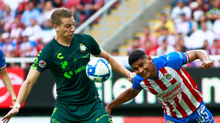 Julio Furch pelea un balón ante un jugador de las Chivas del Guadalajara.