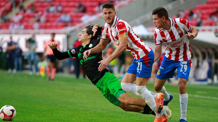 Hiram Mier pelea un balón. Hiram Mier pelea un balón.