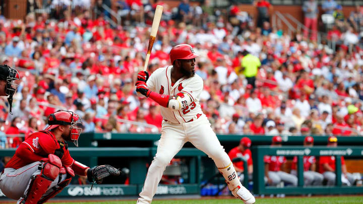 Marcell Ozuna bateando contra los Rojos