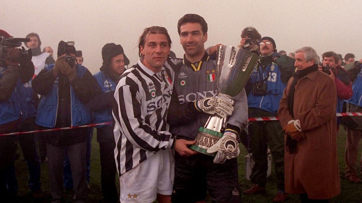 Antonio Conte, posant fièrement avec le trophée 