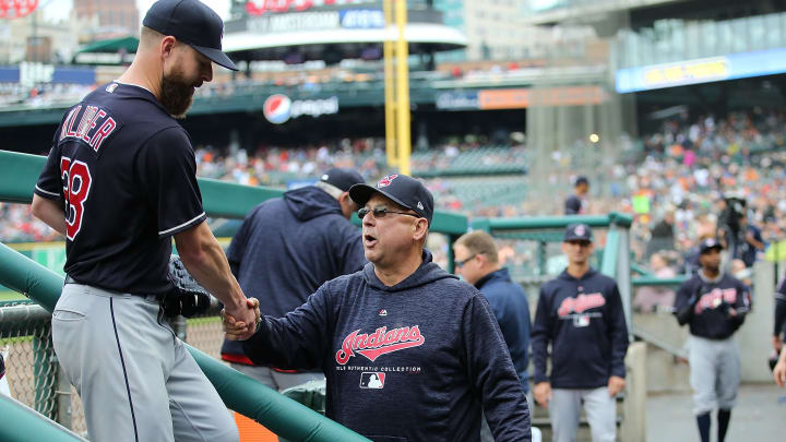 Corey Kluber (izq) y Terry Francona en partido de MLB entre Indios de Cleveland y Tigres Detroit