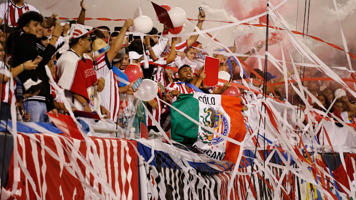 Afición de Chivas estalla y pide salida del cuerpo técnico del equipo