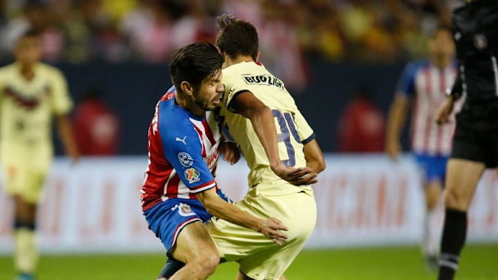 Oribe Peralta durante un partido amistoso contra América