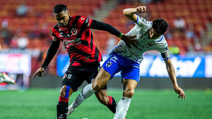 Mauro Manotas y John Medina disputan el balón