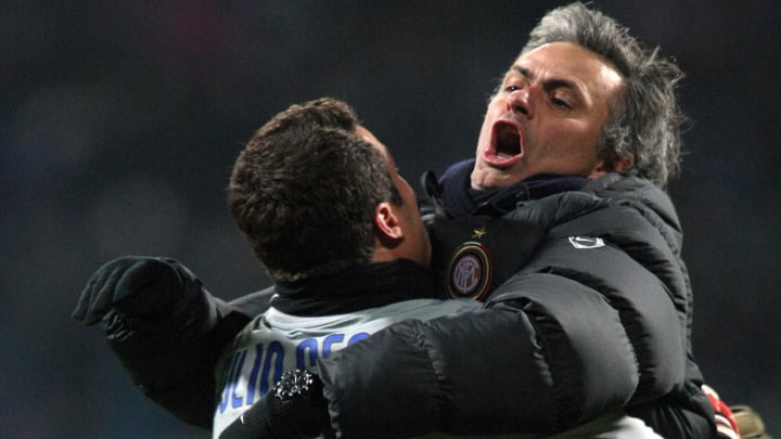 Julio Cesar prend Mourinho dans ses bras