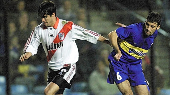 Colombian Juan Pablo Angel (L) of River Plate take