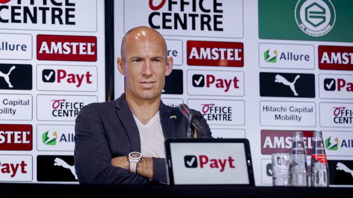 Arjen Robben  memutuskan kembali bermain setelah memutuskan pensiun musim lalu