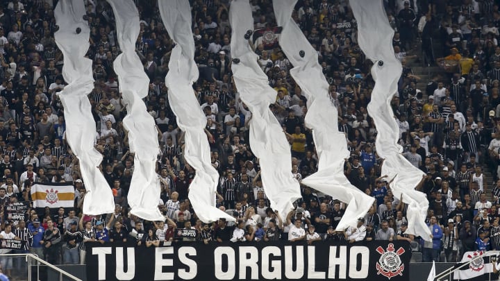 Corinthians faz pedido oficial para o Banco BMG aceitar mudar as cores da logo no uniforme alvinegro. Corinthians faz pedido oficial para o Banco BMG aceitar mudar as cores da logo no uniforme alvinegro.