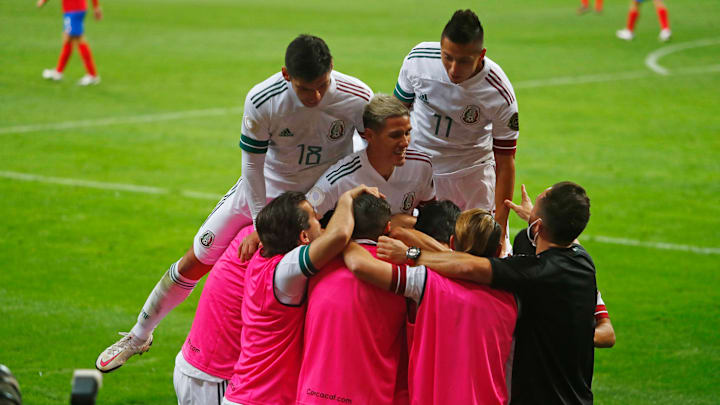 Jugadores de México celebran un gol.