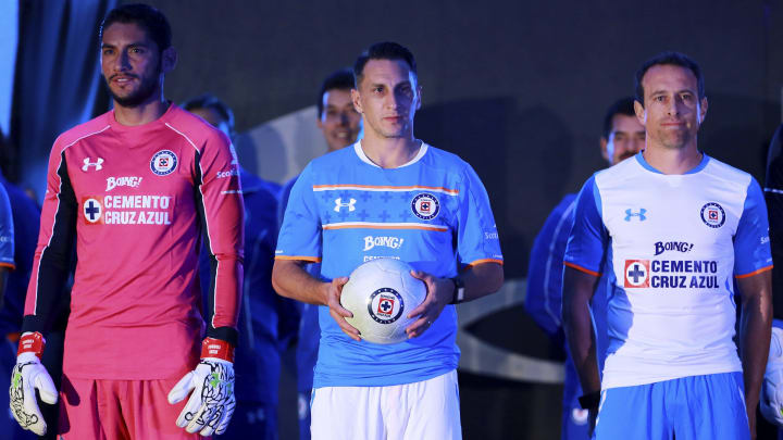 Jesús Corona, Christian Giménez y Gerardo Torrado durante la presentación del uniforme de Cruz Azul. Jesús Corona, Christian Giménez y Gerardo Torrado durante la presentación del uniforme de Cruz Azul.
