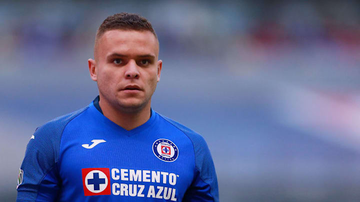 Jonathan Rodríguez en un partido entre Cruz Azul y América.
