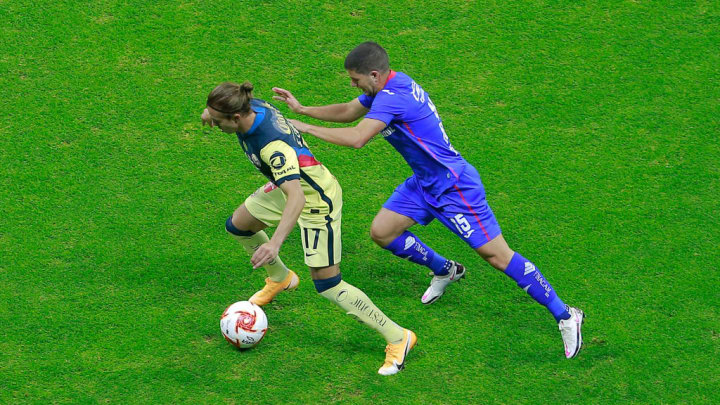 Sebastián Córdova y José Rivero pelean un esférico en partido entre Cruz Azul y América.