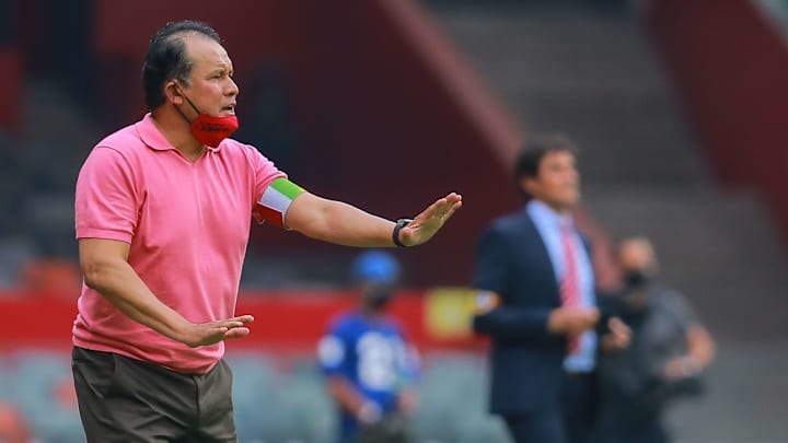 Juan Reynoso podría salir de Cruz Azul al término de l certamen Juan Reynoso podría salir de Cruz Azul al término de l certamen
