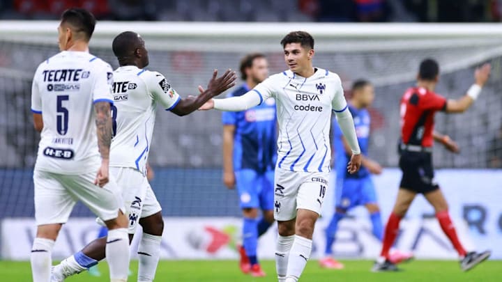 Jose Alvarado festeja gol contra Cruz Azul