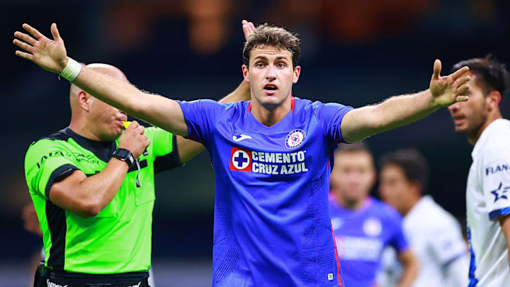 Santiago Giménez fue titular con La Máquina y sufrió demasiado ante la defensa del Puebla, que hizo un gran trabajo. Santiago Giménez fue titular con La Máquina y sufrió demasiado ante la defensa del Puebla, que hizo un gran trabajo.