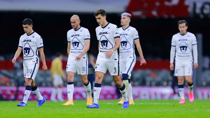 Jugadores de los Pumas UNAM en un partido ante Cruz Azul.
