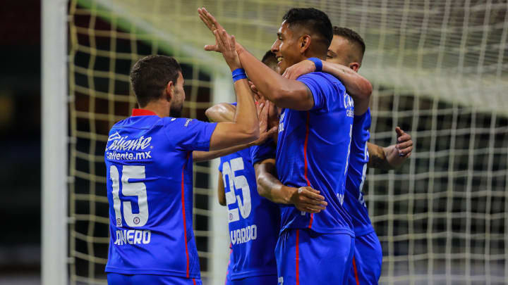 Cruz Azul celebra un gol ante Pumas UNAM.