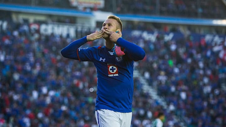 Alemao celebra un gol con Cruz Azul.