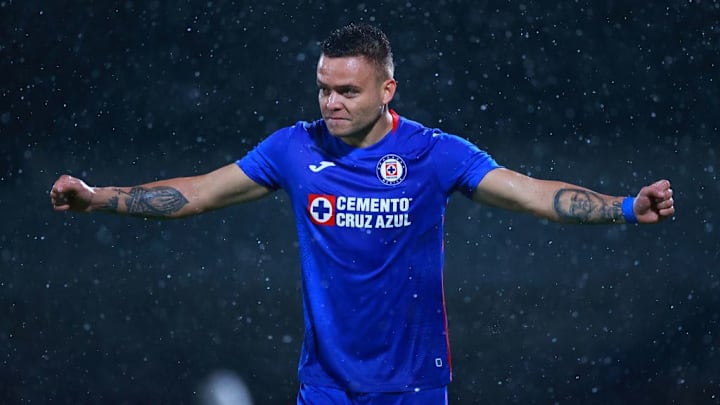 Jonathan Rodríguez festeja un gol en partido entre Cruz Azul y Santos Laguna.