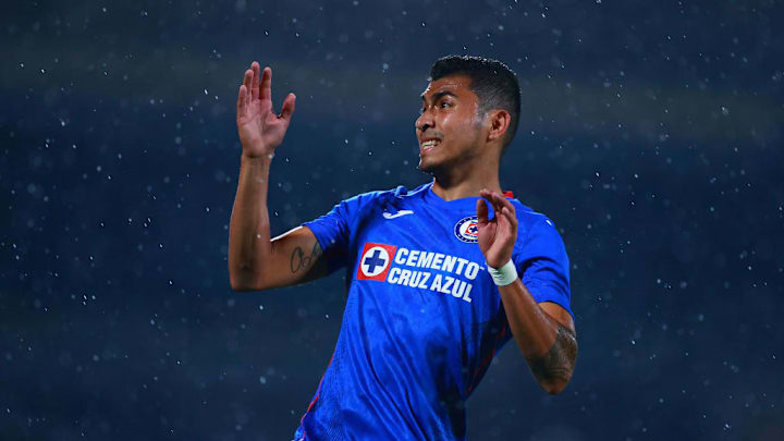 Orbelín Pineda en un partido entre Cruz Azul y Santos Laguna.