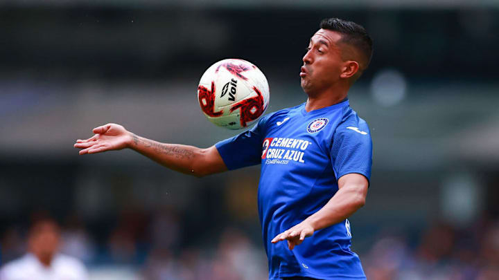 Elías Hernández controla el balón en un partido entre Cruz Azul y Tijuana.