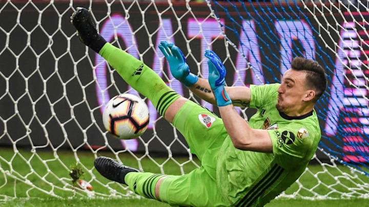 Cruzeiro v River Plate - Copa CONMEBOL Libertadores 2019 - Armani contiene el balón