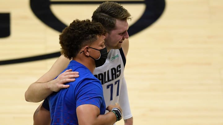 Patrick Mahomes fue un espectador de lujo en el segundo juego de los playoffs entre los Clippers y los Mavericks