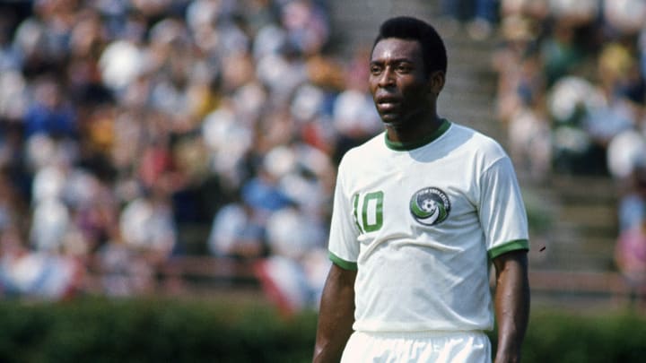 "O Rei" jugó en el New York Cosmos de 1975 a 1977, luego de eso se retiró del futbol profesional