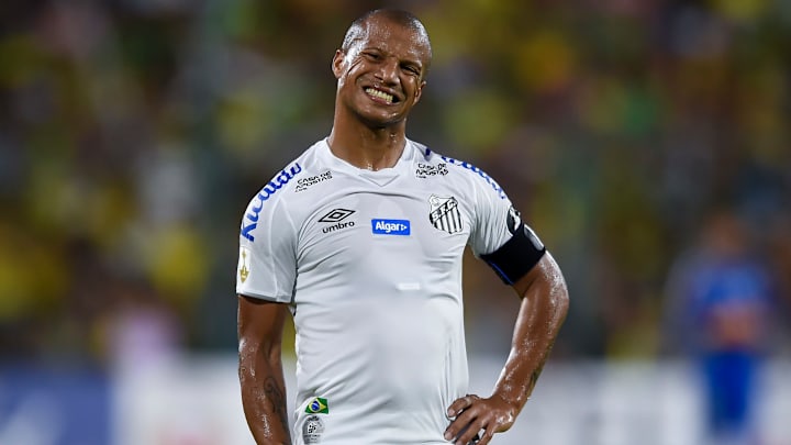 Carlos Sánchez recebe sondagens de clubes do Brasil e do exterior, mas prioriza o Santos e aguarda avanços em negociações por renovação. Carlos Sánchez recebe sondagens de clubes do Brasil e do exterior, mas prioriza o Santos e aguarda avanços em negociações por renovação.