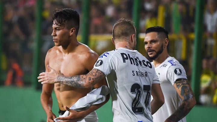 Defensa y Justicia v Santos - Copa CONMEBOL Libertadores 2020