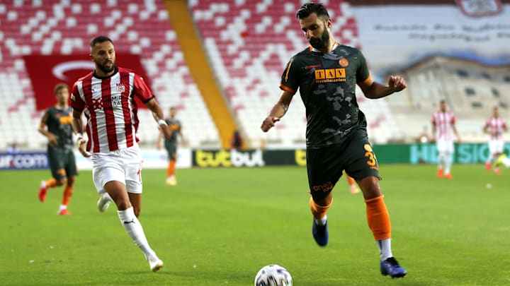 Georgios Tzavellas topa yakın Georgios Tzavellas topa yakın