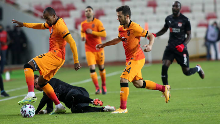 Marcao topu kurtarıyor. Marcao topu kurtarıyor.