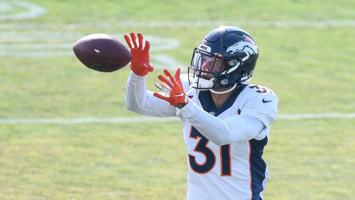 Simmons es uno de los titulares de la línea defensiva de los Broncos