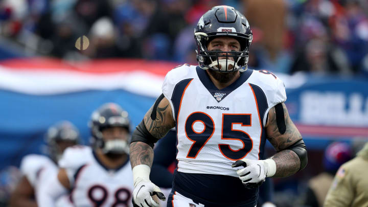 Derek Wolfe firmó con los Ravens