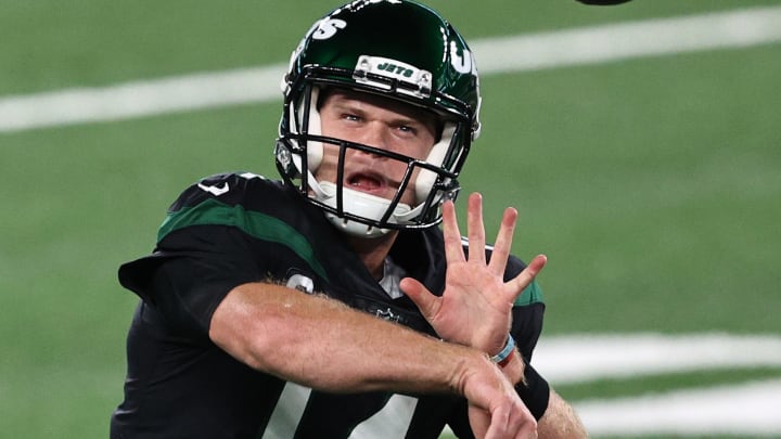 Sam Darnold no pudo seguir en el campo en el partido del jueves de la NFL