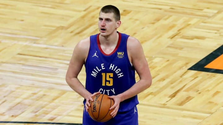 Nikola Jokic no decae en su rendimiento y tiene a los Nuggets peleando en el Oeste