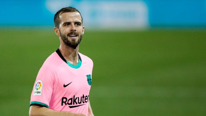 Pjanic adelanta a Busquets en la carrera por la titularidad