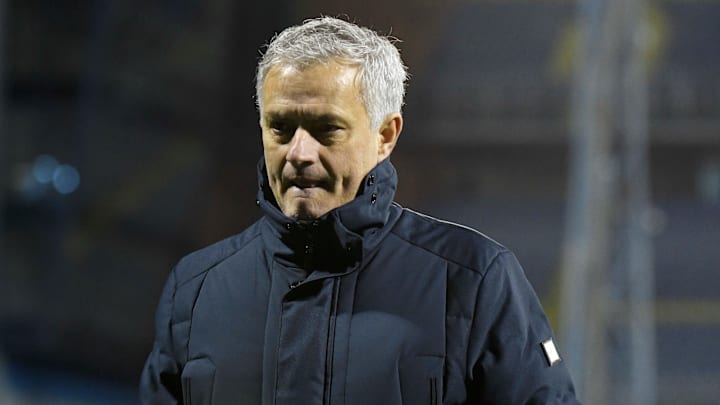 José Mourinho a offert un très beau geste malgré l'élimination de son équipe en Europa League. José Mourinho a offert un très beau geste malgré l'élimination de son équipe en Europa League.